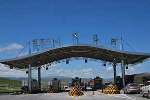 高速公路收费站入口