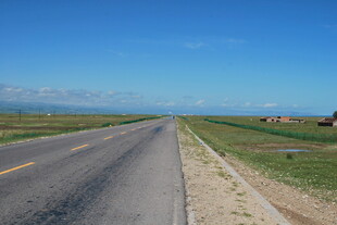 宽阔公路伸向远方