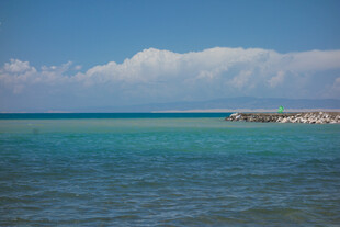 碧海蓝天的美丽海滨风光