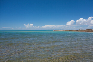 碧海蓝天的美丽海滨风光