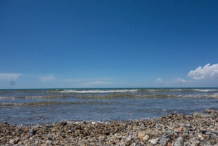 海边碎石滩 蓝天碧海景