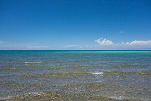 广阔蔚蓝大海与清澈浅滩