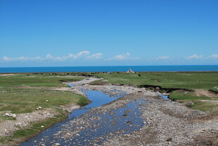 草原溪流与辽阔蓝天美景