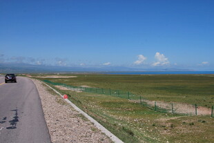 公路边的开阔草原风景