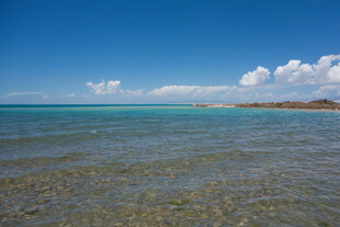 碧海蓝天的美丽海滨风光