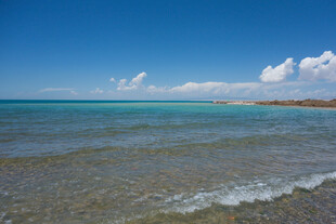 海边美景 海浪轻拍沙滩