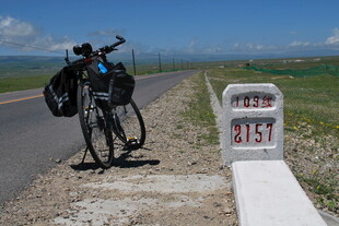 公路旁自行车停靠里程碑