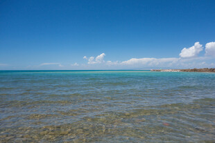 清澈海边的蔚蓝美景