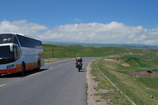 公路上的客车与骑行者