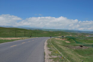 宽阔公路旁的美丽自然风光