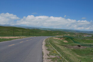 蜿蜒公路旁的辽阔草原风光