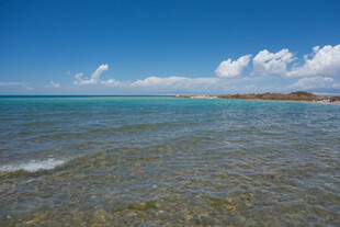 碧海蓝天的美丽海滨风光