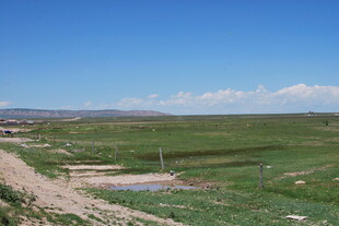 草原风光 远处山峦与蓝天