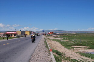 公路旁的骑行队伍与风景