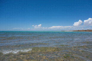 碧海蓝天的美丽海滨风光
