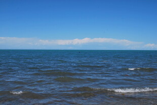 广阔海面与蓝天