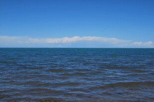 广阔海面与蓝天