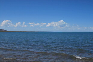 广阔海面与蓝天白云美景