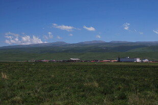 草原风光 蓝天白云下的绿野