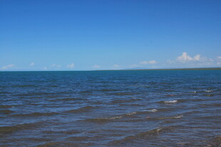 广阔海面与蓝天美景