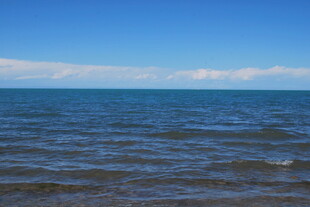 广阔海面与蓝天美景