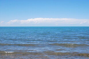 广阔海面与蓝天美景