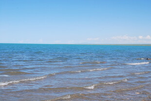 广阔蔚蓝大海的美丽景致