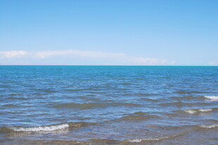 广阔海面 蓝天白云相伴