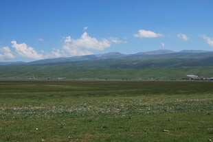 辽阔草原与远山蓝天美景