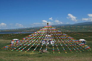 草原上的经幡阵