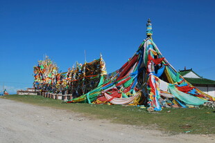 草原上的多彩经幡景观