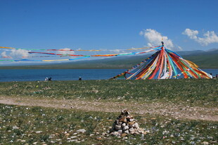 草原上的彩色经幡景观