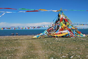 草原上的五彩经幡