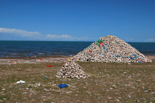 海边垃圾堆积成小山