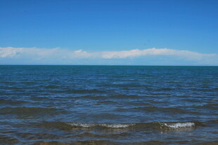 广阔海面与蓝天的美丽景致