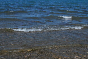 海边浅滩的蓝色波浪