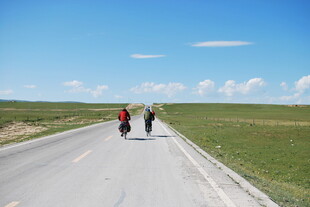 草原公路上的徒步旅人