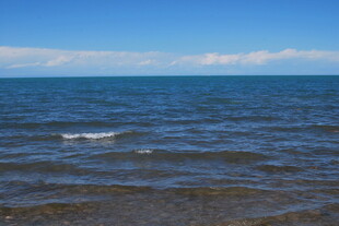 广阔海面与蓝天的美丽景致