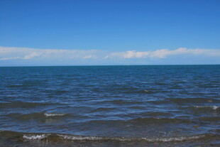 广阔海面与蓝天美景