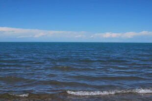 蔚蓝大海与蓝天相接美景