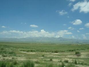 广袤草原蓝天白云景色