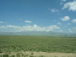 广袤草原与蓝天白云美景