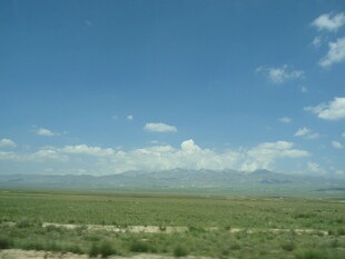 广袤草原与远处山峦蓝天