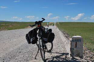 旷野中停放的长途骑行自行车