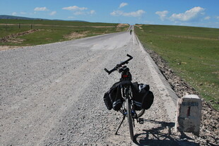 旷野中的单车与远方路