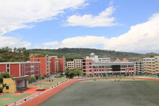 校园操场与教学楼景观