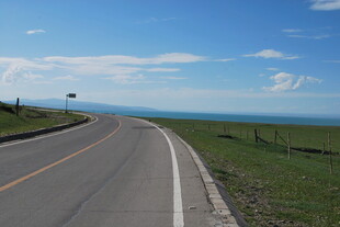 蜿蜒公路通向广阔天地