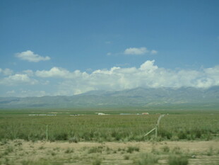 广袤原野与远处山峦风景