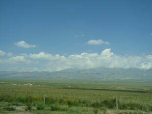 广阔原野上的蓝天与白云