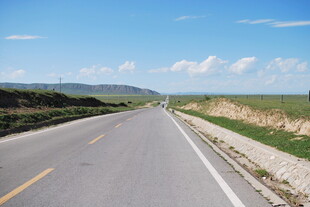 宽阔公路延伸向远方